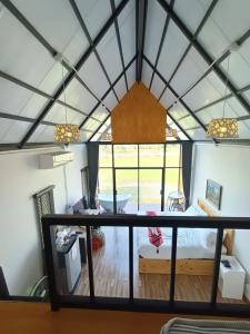uma vista do interior de um quarto com tecto em Whitehouse resort 