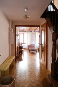 Il comprend un salon doté de parquet et d'un escalier. dans l'établissement Chez Mamama, gîte cosy sur la route des vins, à Dambach-la-Ville