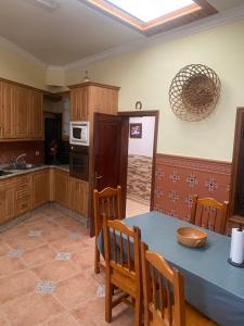 eine Küche mit einem blauen Tisch und Holzschränken in der Unterkunft CASA ARIGABI in Icod de los Vinos