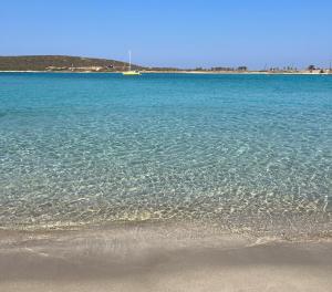 un grande bacino d'acqua con una barca in lontananza di Kythera Beach Apartments a Diakofti