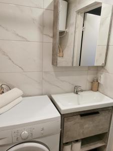 La salle de bains est pourvue d'un lavabo, de toilettes et d'un miroir. dans l'établissement Jaama Apartement, à Valga
