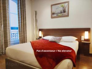 安锡Atipik Hôtel的一间带大床和大窗户的卧室
