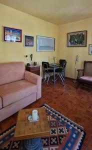 uma sala de estar com um sofá e uma mesa em Trilogy em Valenza