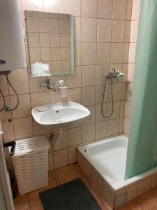 La salle de bains est pourvue d'un lavabo et d'une baignoire. dans l'établissement Apartman K 99, Karadjordjeva 99, Bela Crkva, à Bela Crkva