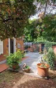 a courtyard with a bunch of potted plants at Trilogy in Valenza