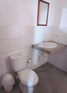 La salle de bains est pourvue de toilettes et d'un lavabo. dans l'établissement Huanchaco Hostal, à Huanchaco
