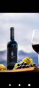 カチにあるCabaña Abra del Monte Monohambienteのグラスワインの横に置かれたワイン1本