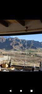 una vista sul deserto da una finestra di un veicolo di Cabaña Abra del Monte Monohambiente a Cachí