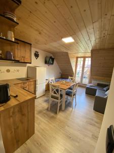 a kitchen and dining room with a table in a room at U Hudoka in Sromowce Niżne