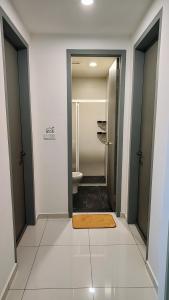 ein Bad mit einer Dusche und einem WC in einem Zimmer in der Unterkunft SkyPool 2BR 9pax Premium Suite@Beacon @Georgetown @Penang in George Town