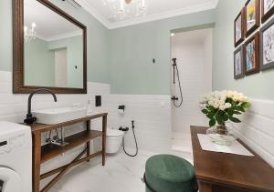 ein Badezimmer mit einem Waschbecken, einem WC und einem Spiegel in der Unterkunft Apartment next to Funicular Station in Tbilisi City