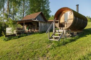 una gran casa de madera con un gran barril en Private house in Karumati Leisure Center, en Vidriku Asundus