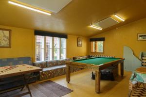 Biliár nebo kulečník v ubytování Private house in Karumati Leisure Center