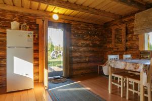 Kuchyň nebo kuchyňský kout v ubytování Private house in Karumati Leisure Center