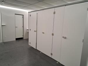 una fila de taquillas blancas en una habitación en App KLIF De Panne - top location & sea front !!, en De Panne