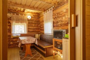 Habitación pequeña con mesa en una cabaña de madera en Private house in Karumati Leisure Center, en Vidriku Asundus