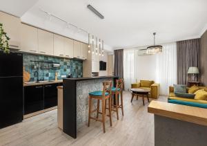 eine Küche und ein Wohnzimmer mit einem Sofa und einem Tisch in der Unterkunft Apartment next to Funicular Station in Tbilisi City