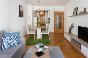 - un salon avec un canapé et une table dans l'établissement Sunny 1BDR with Balcony & Parking, à Zagreb