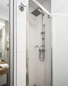 y baño con ducha y puerta de cristal. en Al Jerozolimskie 216 APART-WAWA, en Varsovia