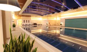 a large swimming pool in a building with a swimming pool at Istanbul Marriott Hotel Sisli in Istanbul