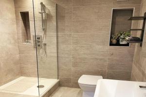 Phòng tắm tại Countryside Apartment nr. Dore Train station +12 ảnh