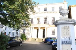a court house with cars parked in front of a building at Croft House - By Luxury Apartments in Cheltenham +2 photos