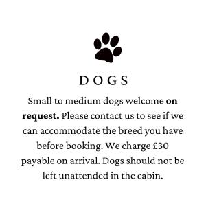 un panneau indiquant que les chiens de petite à moyenne taille sont les bienvenus sur demande. dans l'établissement The Kuhvee, à Exeter