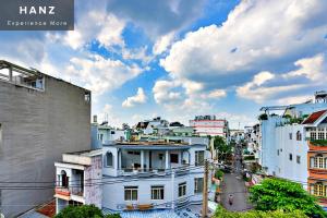 uma vista para uma rua da cidade com edifícios em HANZ Minh Thu Hotel Tan Binh em Ho Chi Minh