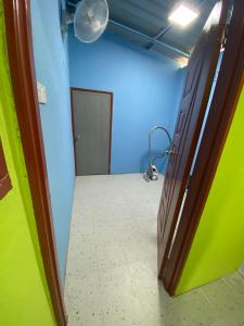 una stanza vuota con una porta e un corridoio di Dzanz Homestay a Kampong Pengkalan Maras