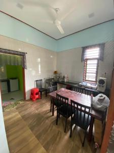 una cucina con tavolo e sedie in una stanza di Dzanz Homestay a Kampong Pengkalan Maras