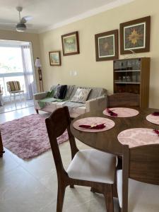 un soggiorno con un tavolo e un divano di Apartamento completo no centro de Domingos Martins a Domingos Martins Altre 15 foto