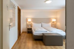 Postel nebo postele na pokoji v ubytování Hotel Garni Rössli