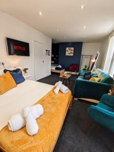 Habitación de hotel con cama y sala de estar. en A&A Luxury Stay Olive St - City Centre Premium Stays, en Sunderland