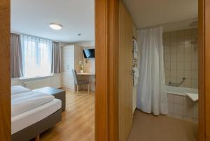 Postel nebo postele na pokoji v ubytování Hotel Garni Rössli