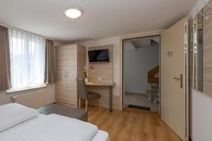 Postel nebo postele na pokoji v ubytování Hotel Garni Rössli