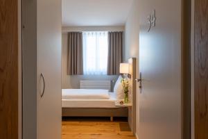 Postel nebo postele na pokoji v ubytování Hotel Garni Rössli