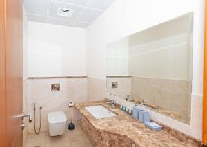 Koupelna v ubytování StoneTree - Al Murad Tower 2 BR - Prime Location