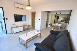 una sala de estar con un sofá y una mesa en Beach House Monte Hermoso, en Monte Hermoso