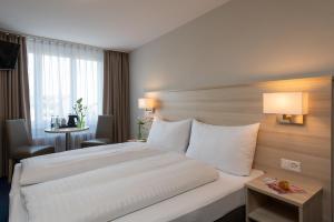 Postel nebo postele na pokoji v ubytování Hotel Garni Rössli