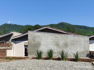 a large concrete wall in front of a house at Sobrado novo vista para o Cristo in Encantado