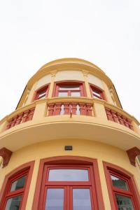 ポボア・デ・バルジンにあるA'MAR by Alojamento Idealの円形の建物で、バルコニーが付いています。