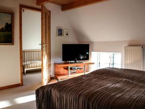 Ένα ή περισσότερα κρεβάτια σε δωμάτιο στο Reetdachhaus-Poppenbüll