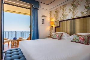 Llit o llits en una habitació de Grand Hotel San Pietro Taormina