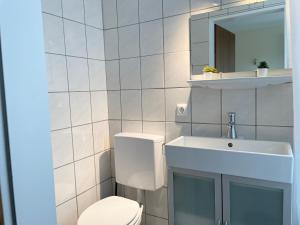 クックスハーフェンにあるFerienwohnung strandnah im Haus Frauenpreiss 56の白いバスルーム(トイレ、シンク付)