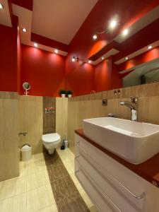 ソポトにあるStudio Zenのバスルーム(白い洗面台、トイレ付)