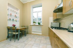 Η κουζίνα ή μικρή κουζίνα στο Apartment Baseina Khreschatyk