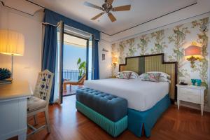 Llit o llits en una habitació de Grand Hotel San Pietro Taormina