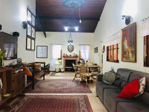 sala de estar con sofá y mesa en Casa alto padrão em condomínio fechado - São Roque, en Joaquim Egídio