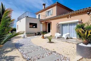 een huis met een patio en een huis bij Maison au cœur des vignes in Bédarrides