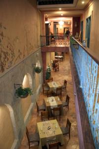 una vista aérea de un restaurante con mesas y sillas en Hotel Ines Maria, en Cuenca